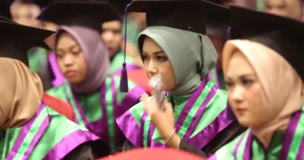 Estudantes Universitários Vestidos Com Boné Vestidos Ouvem Discurso Durante Uma — Vídeo de Stock