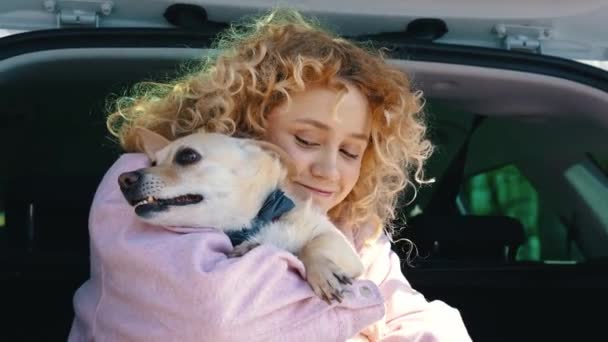 카프카스 Curly Blonde Hair Hugging Her Welsh Corgi Dog Car — 비디오
