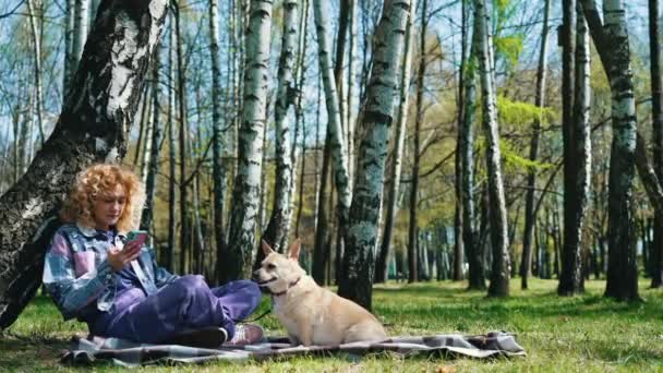 Kafkasyalı Kız Cep Telefonu Kullanıyor Pembroke Welsh Corgi Dog Parkta — Stok video