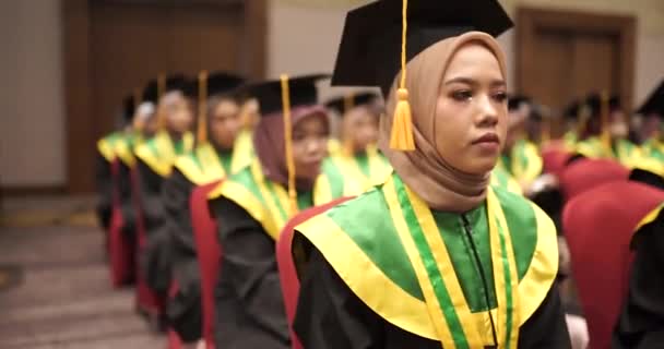 Estudantes Universitários Vestidos Com Boné Vestidos Ouvem Discurso Durante Uma — Vídeo de Stock
