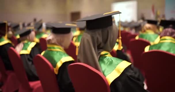 Estudantes Universitários Vestidos Com Boné Vestidos Ouvem Discurso Durante Uma — Vídeo de Stock