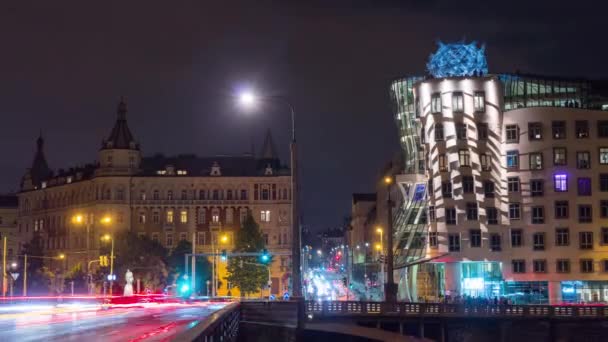 Prag Natt Timelapse Trafik Nära Dancing House Huvudstad Tjeckien Zoom — Stockvideo