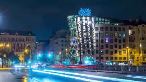 Noche Timelapse Tráfico Cerca Dancing House Praga Capital República Checa — Vídeo de stock