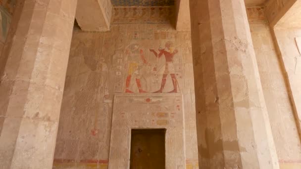 Schwenkschuss Von Hieroglyphen Den Wänden Totentempel Der Hatschepsut — Stockvideo