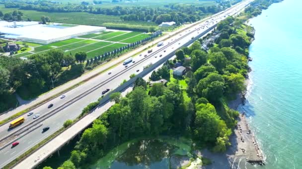 Ocupada Carretera Qew Entre Creekside Invernaderos Playas Junto Lago Vista — Vídeos de Stock