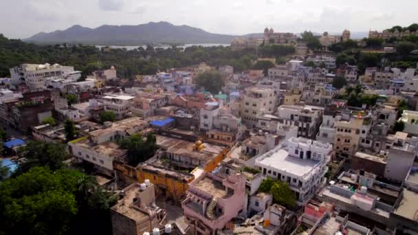 Подъем Беспилотника Раскрывающий Городской Дворец Удайпур Вершине Холма Окружающий Городской — стоковое видео