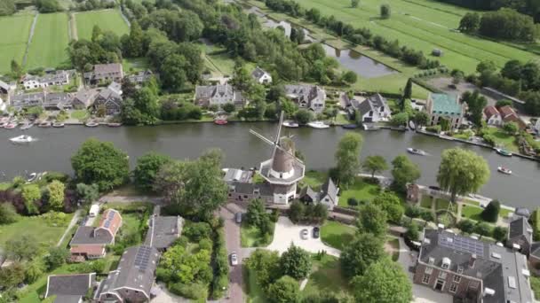 Luchtfoto Van Traditionele Windmolen Het Nederlandse Loenen Boten Varen Rivier — Stockvideo