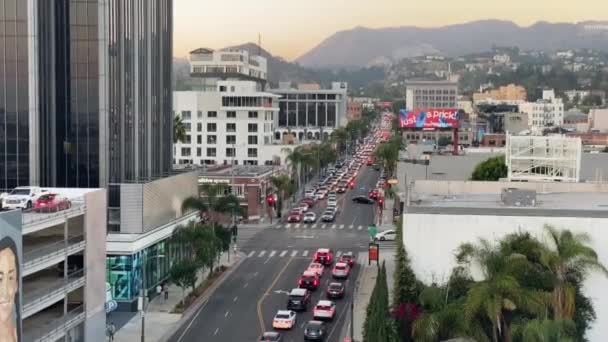 Трафик Перекрестке Центре Лос Анджелеса Сумерках Зданиями Голливудской Вывеской Заднем — стоковое видео