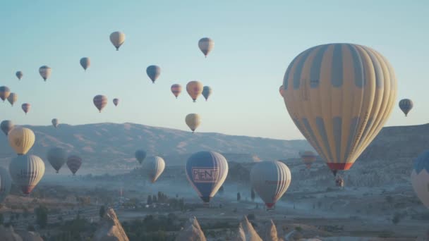 Ünlü Kapadokya Sıcak Hava Balonları Gündoğumunda Uçuyor — Stok video