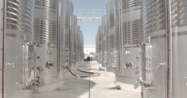 Статичний Постріл Баків Вина Виноробному Заводі Іспанії Сонячному Світлі Сповільненому — стокове відео