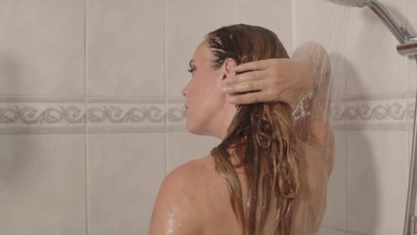 Duşun Altında Dikilen Saçını Yıkayan Kadının Arkası — Stok video