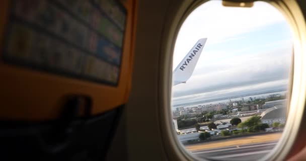 View Porthole Ryanair Boeing Letadla Vzlétají Dráze Lisabonského Letiště Portugalsku — Stock video