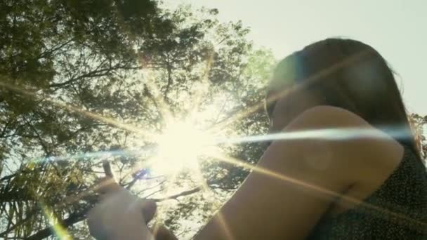 田舎のネットワークカバレッジ スマートフォンを屋外で使用する女性 — ストック動画