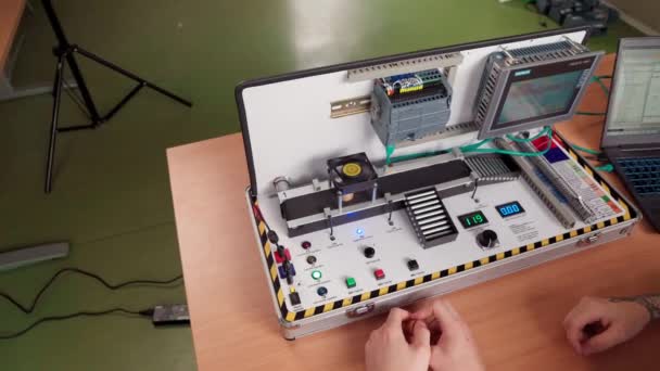 Schüler Lernen Miniatur Bandsortiermaschine Einer Berufsschule Hautnah — Stockvideo