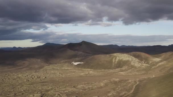 在一个阴天飞往冰岛的Ljtipollur湖 无人驾驶飞机射击 — 图库视频影像