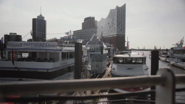 Hamburg Daki Elbphilharmonie Hafencity Manzarası Berseebrcke Den Önünde Turist Botları — Stok video