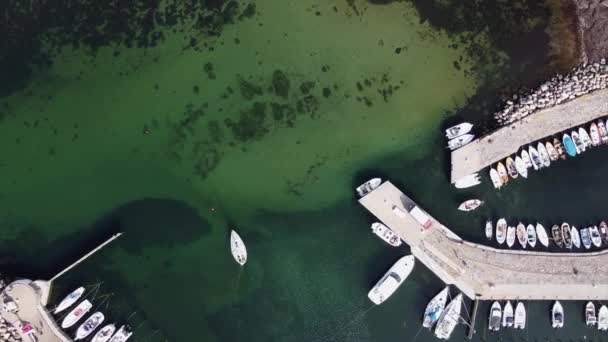 Letecký Záběr Spirálovitě Nahoru Ukazuje Molle Švédsko Marina Bay Vessen — Stock video