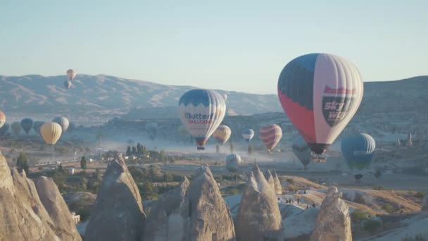 Heißluftballons Über Feenschornsteinen Goreme Kappadokien — Stockvideo