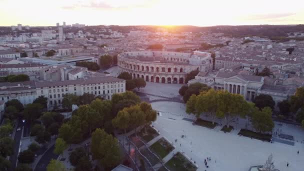 Flyg Flyger Mot Arena Nimes Vid Vacker Solnedgång Turister Promenader — Stockvideo