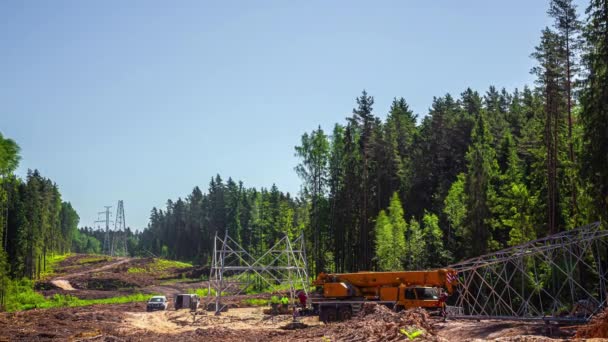 Kran Lyfter Toppen Kraftledningstorn Pylon Plats Tiden Går — Stockvideo