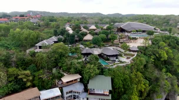 Bali Kıyı Şeridinde Tropik Egzotik Tatil Köyü Kompleksi Hava Aracı — Stok video