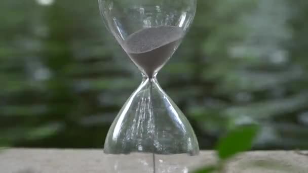 Sand Flyder Gennem Timeglas Ved Siden – Stock-video