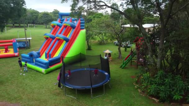 Crianças Felizes Brincando Trampolim Alguns Castelos Insufláveis Uma Festa Aniversário — Vídeo de Stock