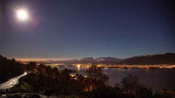 Månen Och Stjärnorna Korsar Himlen Över Havet Hamnen Alesund Norge — Stockvideo