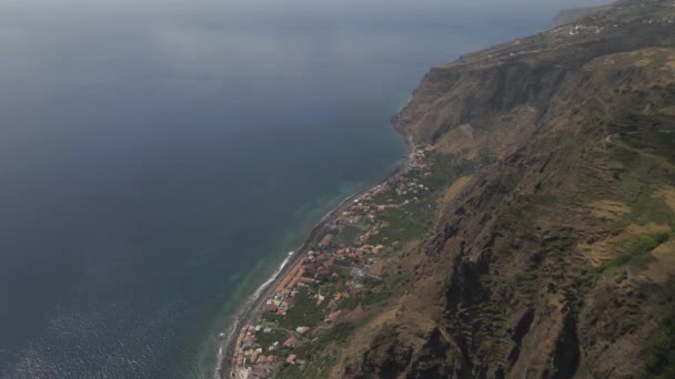 マデイラ島のカルヘタ教区の空中からの眺め 海の近くの村と背景の山々のコントラストを示すドローン 60Fps — ストック動画