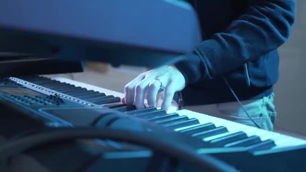 Primer Plano Artista Piano Actuando Durante Concierto Música Covid — Vídeos de Stock