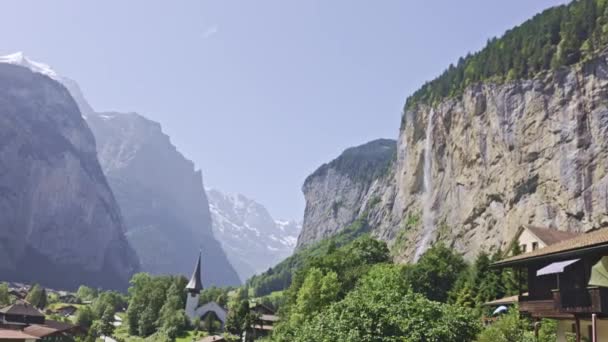 Belle Vue Dans Village Des Alpes Avec Église Cascade Montagne — Video