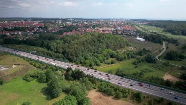 Légi Drón Autópálya Felett Autók Városba Városból Üvegházhatásúgáz Kibocsátás — Stock videók