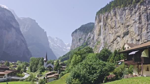 Вид Альпийскую Деревню Церковью Водопадом Горой Холмом Lauterbrunnen Staubachfall Швейцария — стоковое видео