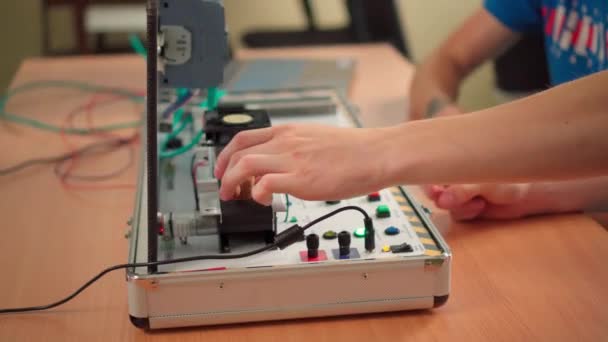 Stagiaires Professionnels Étudiant Machine Tri Courroie Transporteuse Miniature Dans École — Video