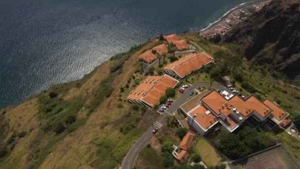 Luftaufnahme Des Hotels Jardins Atlantico Prazeres Calheta Auf Madeira 60Fps — Stockvideo