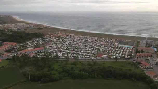 Widok Lotu Ptaka Przyczepę Kempingową Żółtą Plażą Pobliżu Drone Porusza — Wideo stockowe
