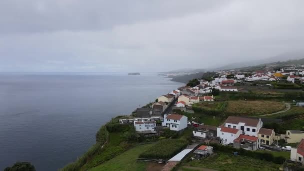ポンタ ガラの空中の景色は アゾレス諸島のポルトガル諸島のヴィラ フランカ カンポの自治体の市民教区です ドローンは海岸の家の上を前進しています 60Fps — ストック動画