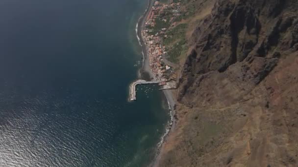 マデイラ島のカルヘタ教区の空中からの眺め ドローンは 海の近くの村と背景の山々のコントラストを示しています 60Fps — ストック動画