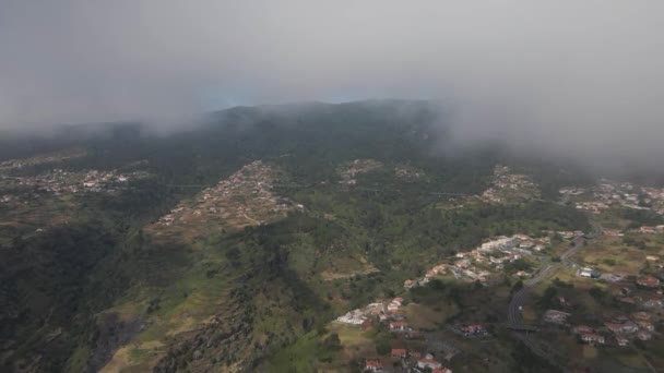 マデイラ島のカルヘタ教区の空中ビュー ドローンは山の上の家の方向に前方に移動します 60Fps — ストック動画