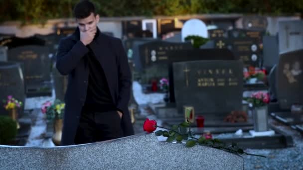 Man Standing Front Grave Sad Footage — Stock Video