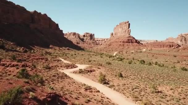 Drone Está Voando Acima Estrada Untarmacked Empoeirada Para Mesas Buttes — Vídeo de Stock