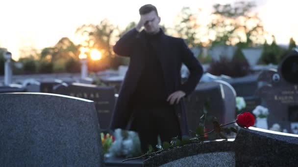 Λυπηρός Άνθρωπος Στέκεται Μπροστά Από Έναν Τάφο Κατά Διάρκεια Του — Αρχείο Βίντεο