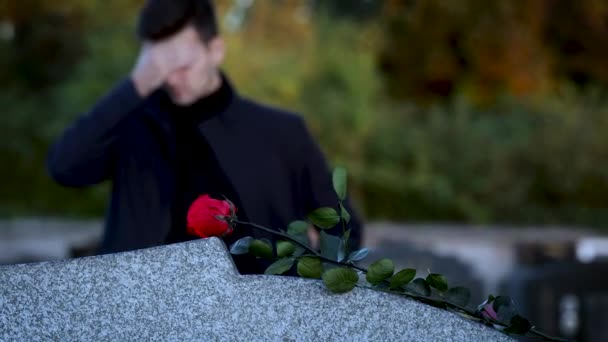 Άνθρωπος Στέκεται Μπροστά Από Έναν Τάφο Λυπημένος Πλάνα — Αρχείο Βίντεο