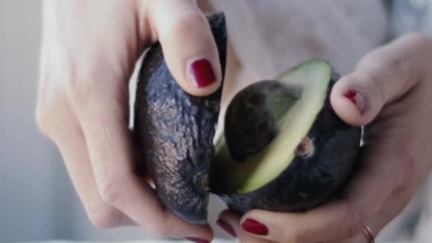 Detalhe Abacate Sendo Realizada Por Uma Menina Com Esmalte Unhas — Vídeo de Stock