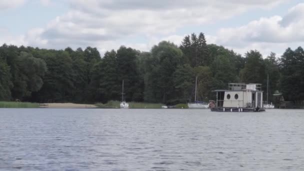 Pan Van Een Kustlijn Meer Huis Boot Drijvende — Stockvideo