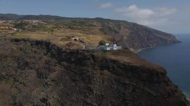 南海岸のポンタ パルゴ灯台の空中写真 — ストック動画