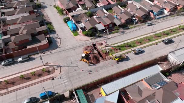 Orbite Aérienne Machinerie Lourde Effectuant Des Améliorations Routières Dans Rue — Video