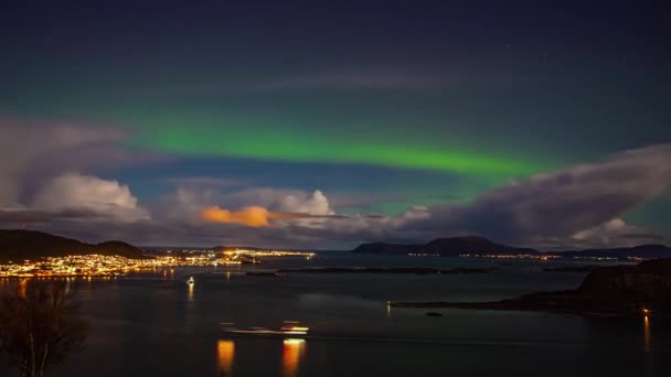 Statische Opname Van Noorderlicht Boven Alesund Town Meer Romsdal Noorwegen — Stockvideo