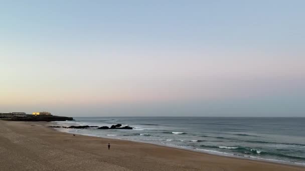 Guincho Beach Con Gente Paseando Perro Amanecer Aerial Push Out — Vídeos de Stock