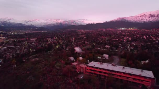 Luchtdolly Met Uitzicht Het Cerro Calan Observatorium Met Het Besneeuwde — Stockvideo